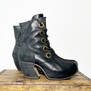 JOHN FLUEVOG black leather lace up goth chunk heel US 7.5